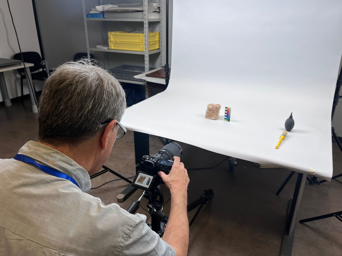 Operatore fotografa reperto archeologico su set professionale durante la digitalizzazione del patrimonio al Museo Archeologico Nazionale di Reggio Calabria, progetto finanziato dal PNRR