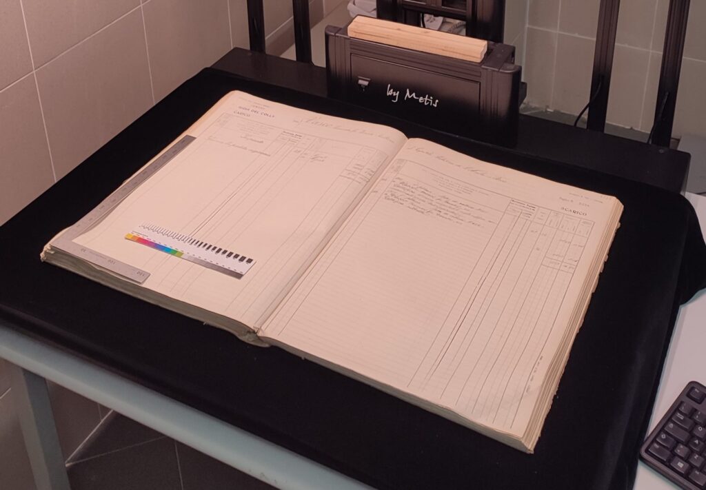 Registro storico dell'Archivio di Stato di Bari durante il processo di digitalizzazione con scanner professionale, su postazione del personale Sinapsys