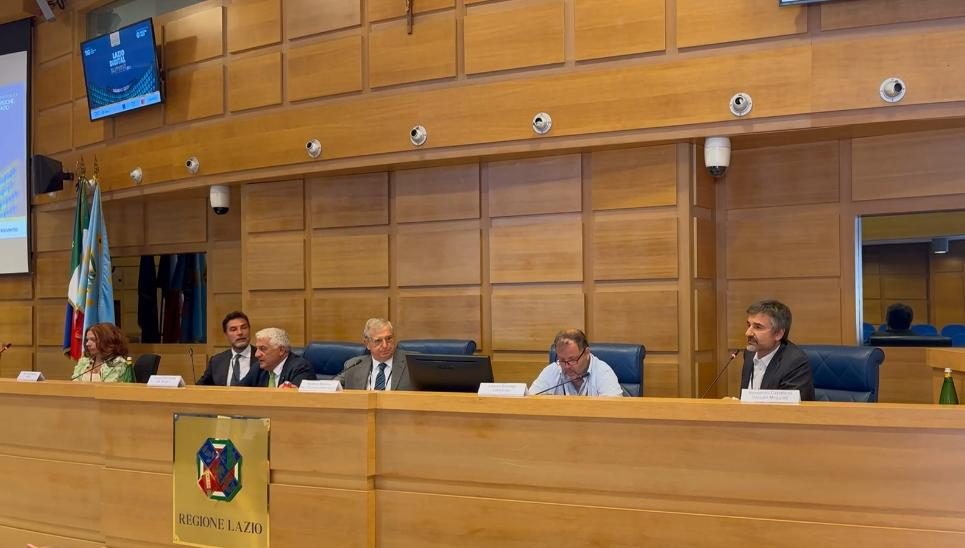 Sessione plenaria del Lazio Digital Summit 2025 nella Sala Tirreno della Regione Lazio, con rappresentanti istituzionali e Alessandro Carellario di Sinapsys - Gruppo Maggioli tra i relatori sul tema della sanità digitale e dell’innovazione tecnologica nei servizi pubblici.