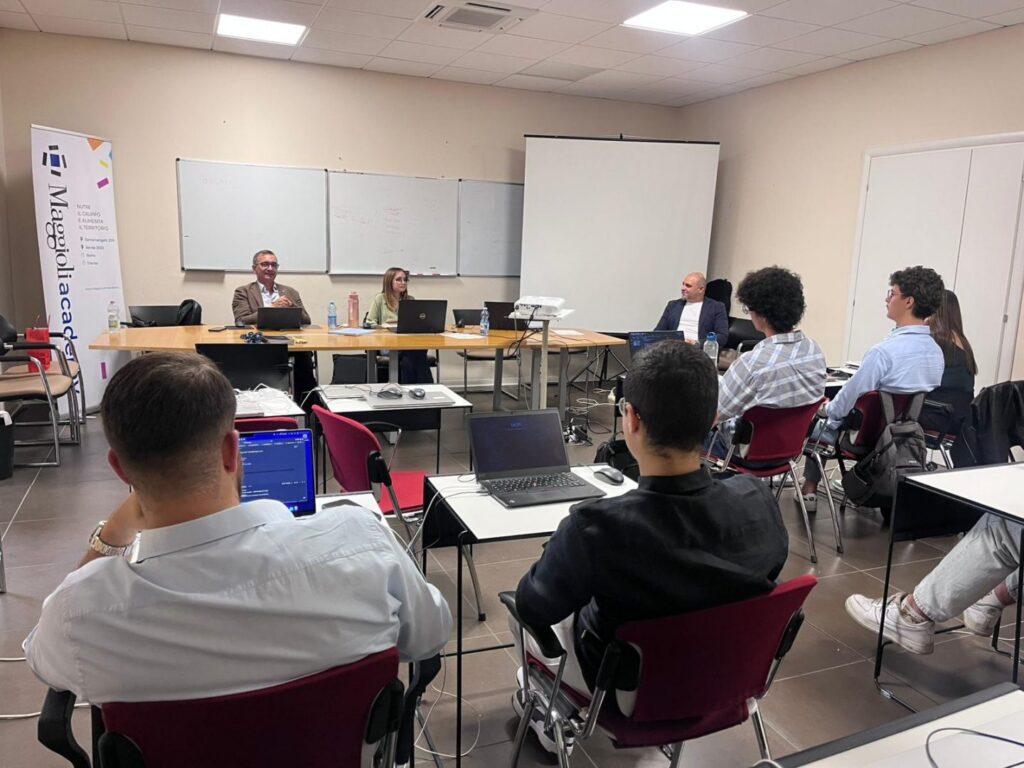 Lezione del corso “Framework e Tecnologie di Sviluppo in ambienti Enterprise” presso la Maggioli Academy di Rende, con docenti Sinapsys e studenti dell’Università della Calabria.