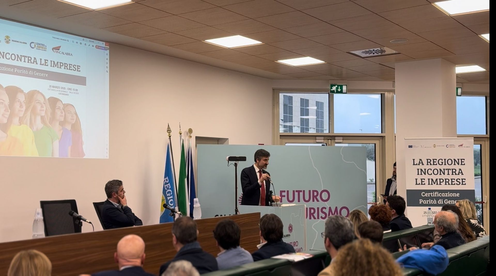 Incontro sulla Certificazione Parità di Genere a Catanzaro. Alessandro Carellario interviene davanti a un pubblico di imprenditori per discutere strategie di inclusione e certificazione di genere
