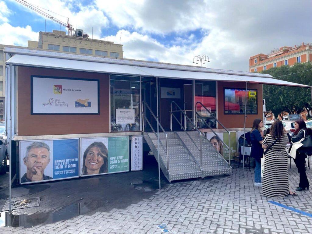 Camper della campagna “Prevenzione in movimento” dell’ASP di Catania per gli screening oncologici gratuiti, supportata da Sinapsys con la piattaforma digitale ScreenSì e assistenza operativa sul territorio.