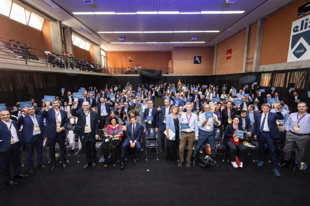 Foto di gruppo all’Innovation Day 2025 di ELIS al Campus di Roma: imprese, istituzioni, studenti e partner del Consorzio insieme per celebrare la digital transformation e i project work presentati