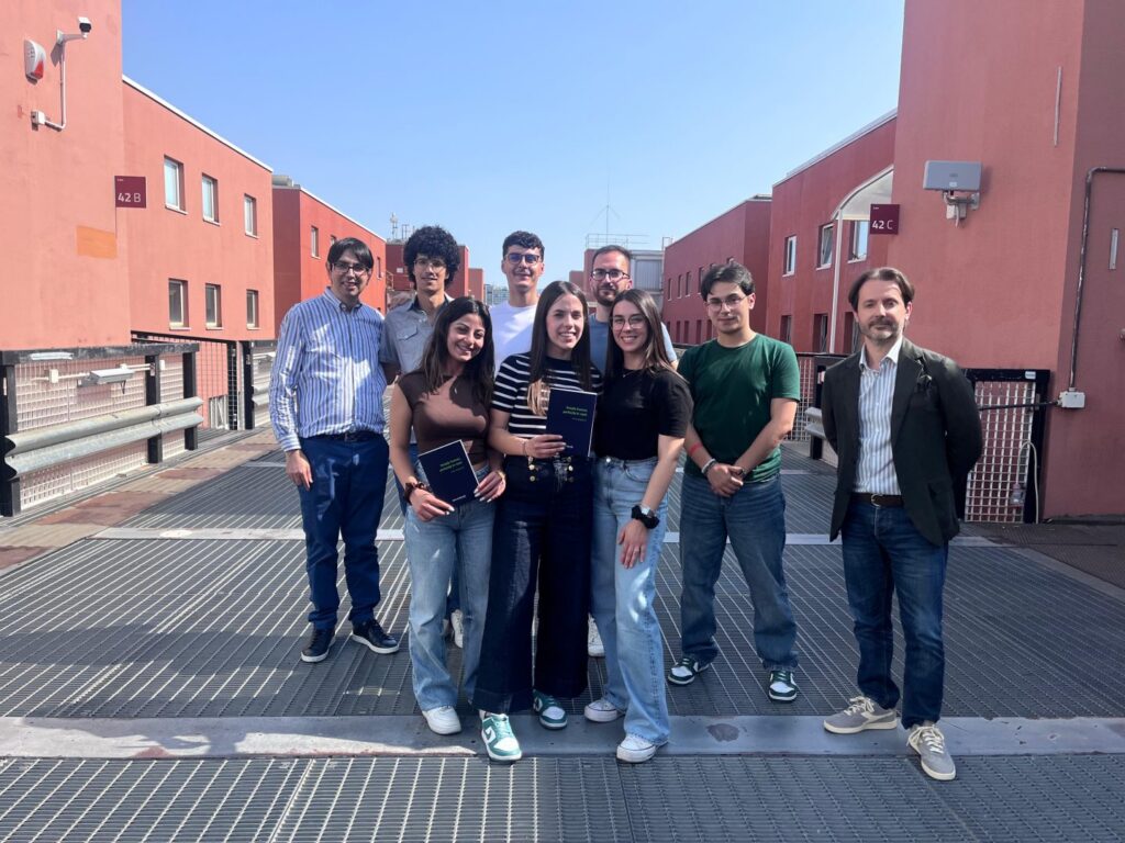 Il gruppo di studenti del Corso di Metodi e Strumenti per lo sviluppo di progetti sul ponte dell'Università della Calabria insieme al docente del corso e al tutor aziendale di Sinapsys