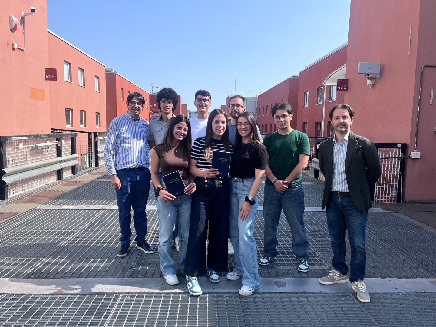Il gruppo di studenti del Corso di Metodi e Strumenti per lo sviluppo di progetti sul ponte dell'Università della Calabria insieme al docente del corso e al tutor aziendale di Sinapsys