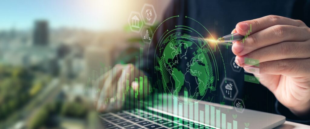 Professionista lavora al computer con grafica digitale verde e simboli di sostenibilità ambientale, a rappresentare il Green IT e la trasformazione digitale sostenibile della Pubblica Amministrazione.