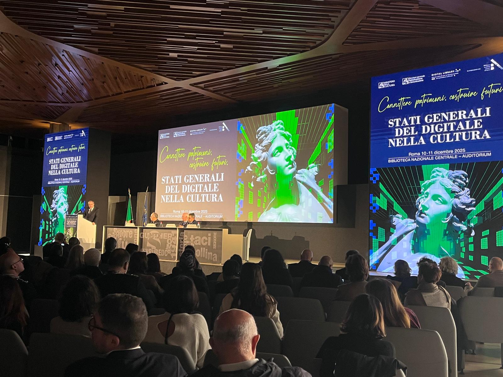 Sala dell’Auditorium della Biblioteca Nazionale Centrale di Roma durante gli Stati Generali del Digitale nella Cultura 2025, con pubblico in platea, relatori sul palco e maxi schermi dedicati alla trasformazione digitale del patrimonio culturale.