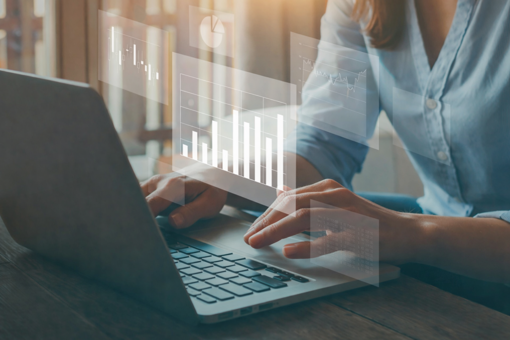 Professionista che analizza dati e grafici su laptop, rappresentazione del monitoraggio degli indicatori e della misurazione delle performance organizzative.