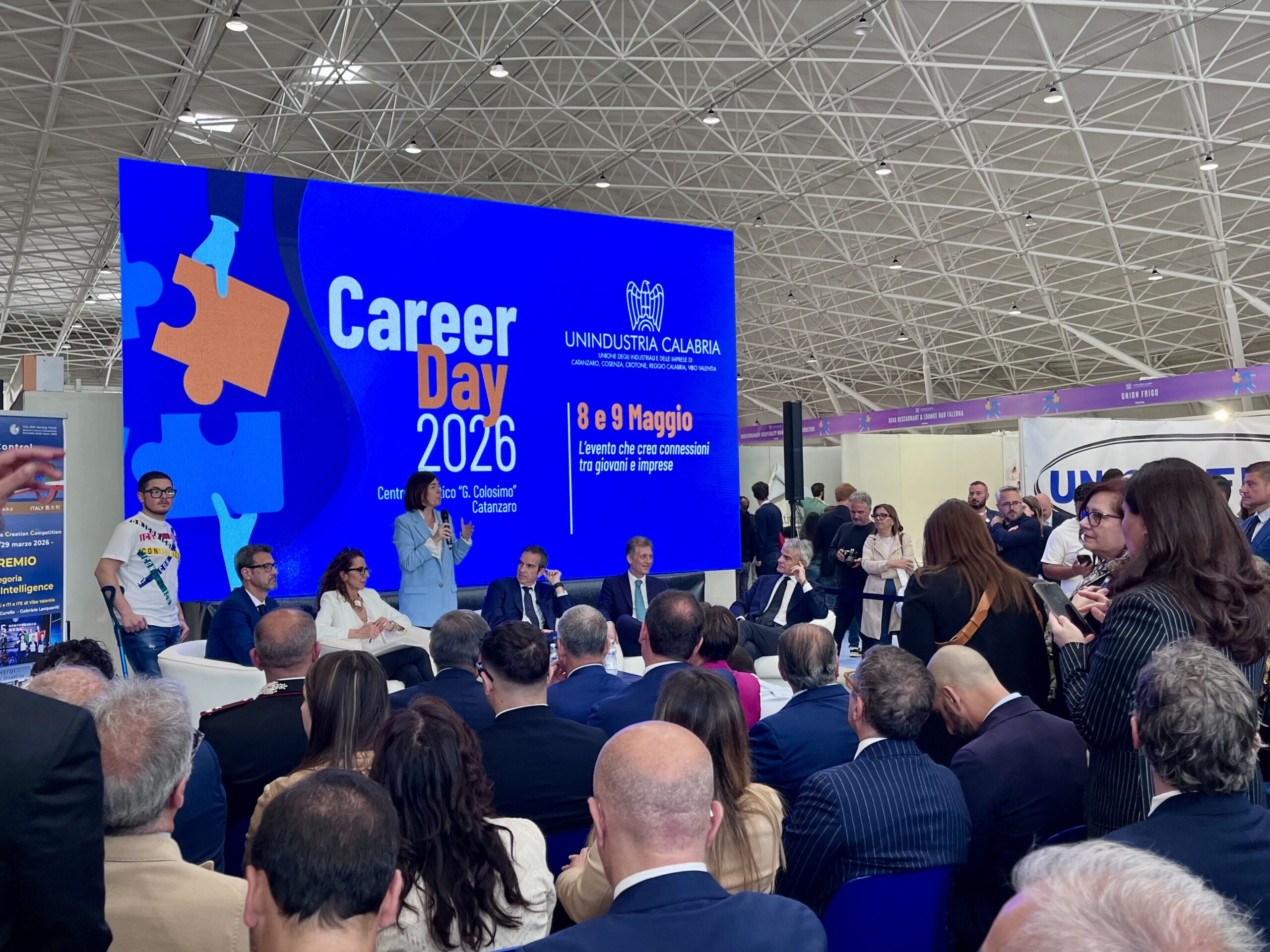 Career Day Unindustria Calabria 2026 al Polo Fieristico Giovanni Colosimo di Catanzaro: istituzioni, imprese e professionisti durante l’evento dedicato a occupazione, innovazione digitale, competenze STEM e trasformazione del lavoro in Calabria.
