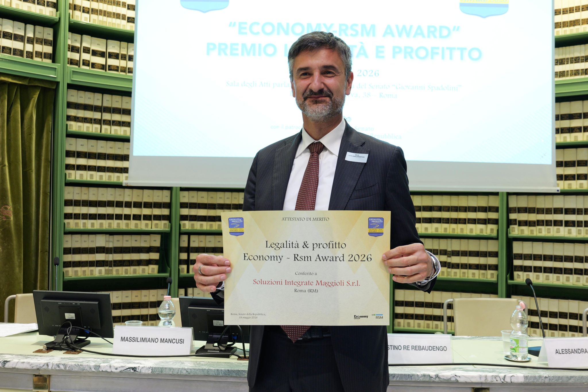 Alessandro Carellario, Amministratore Delegato di Soluzioni Integrate Maggioli, mostra il premio “Legalità & Profitto Award 2026” durante la cerimonia di premiazione al Senato della Repubblica. Il riconoscimento valorizza le imprese che si distinguono per solidità economica, trasparenza e qualità della governance.