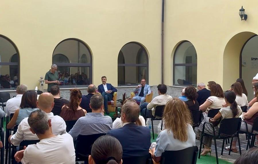 Pubblico e relatori durante il "Day Off" sull'intelligenza artificiale a Satriano, con l'intervento dell'amministratore delegato di Soluzioni Integrate Maggioli Alessandro Carellario sui temi della governance dell'IA e del ruolo dei Comuni.