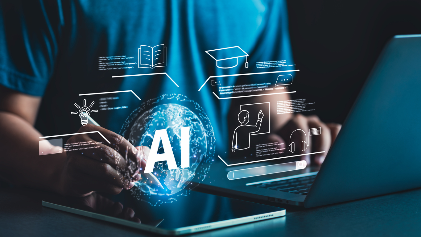 Persona al computer con interfaccia di intelligenza artificiale, simboli di formazione e competenze digitali, in riferimento all’AI Act e alle regole europee per un uso responsabile dell’IA.